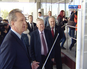 Козлов показывает Тефтелеву новый автовокзал Карелина